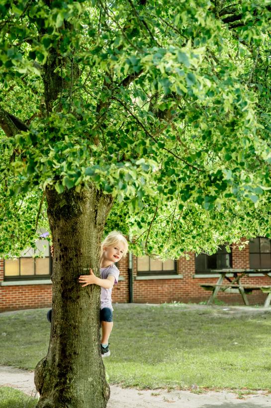 Illustratieve foto van een jongen die buiten aan het spelen is. 