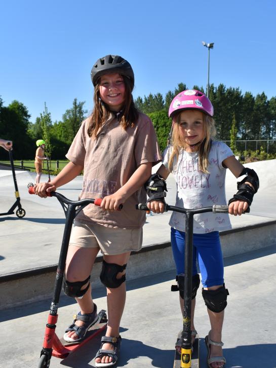 Illustratieve foto van twee meisjes die steppen