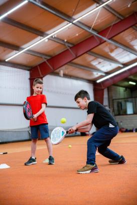 Illustratieve foto van twee jongens die tennissen