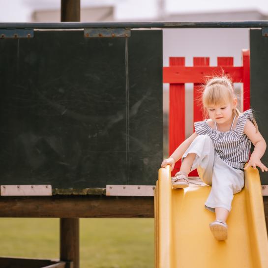 Illustratieve foto meisje in speeltuin van sportcentrum Kwade Plas